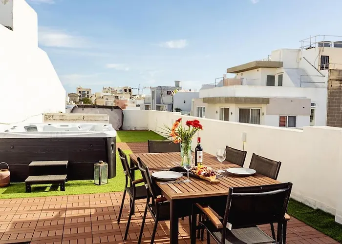 Апартаменты Luxury Designer Penthouse With Private Jacuzzi Слима