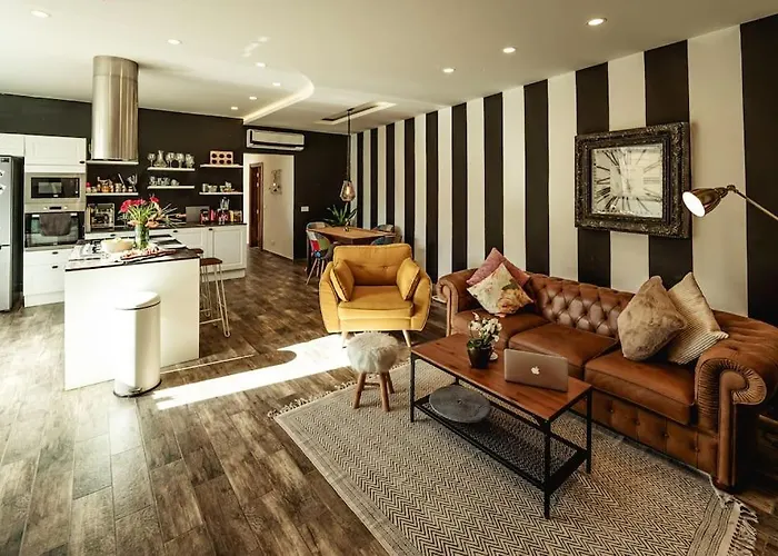 Апартаменты Luxury Designer Penthouse With Private Jacuzzi Слима