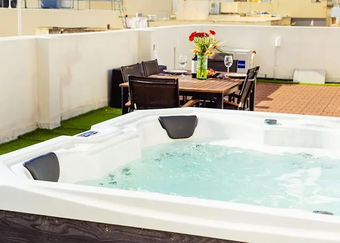 Апартаменты Luxury Designer Penthouse With Private Jacuzzi Слима