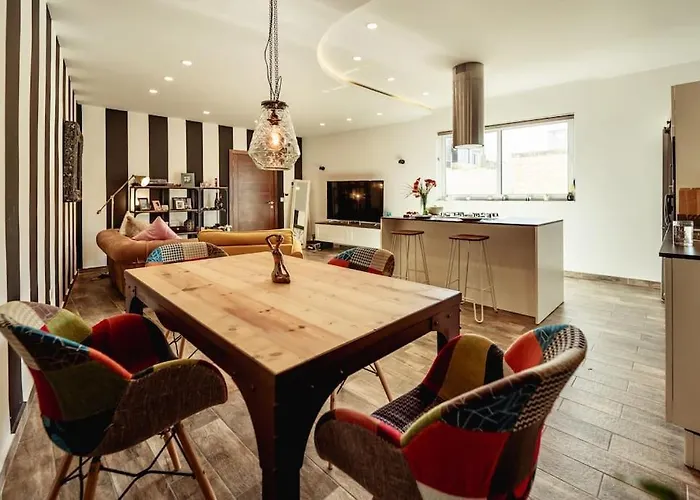 Luxury Designer Penthouse With Private Jacuzzi *